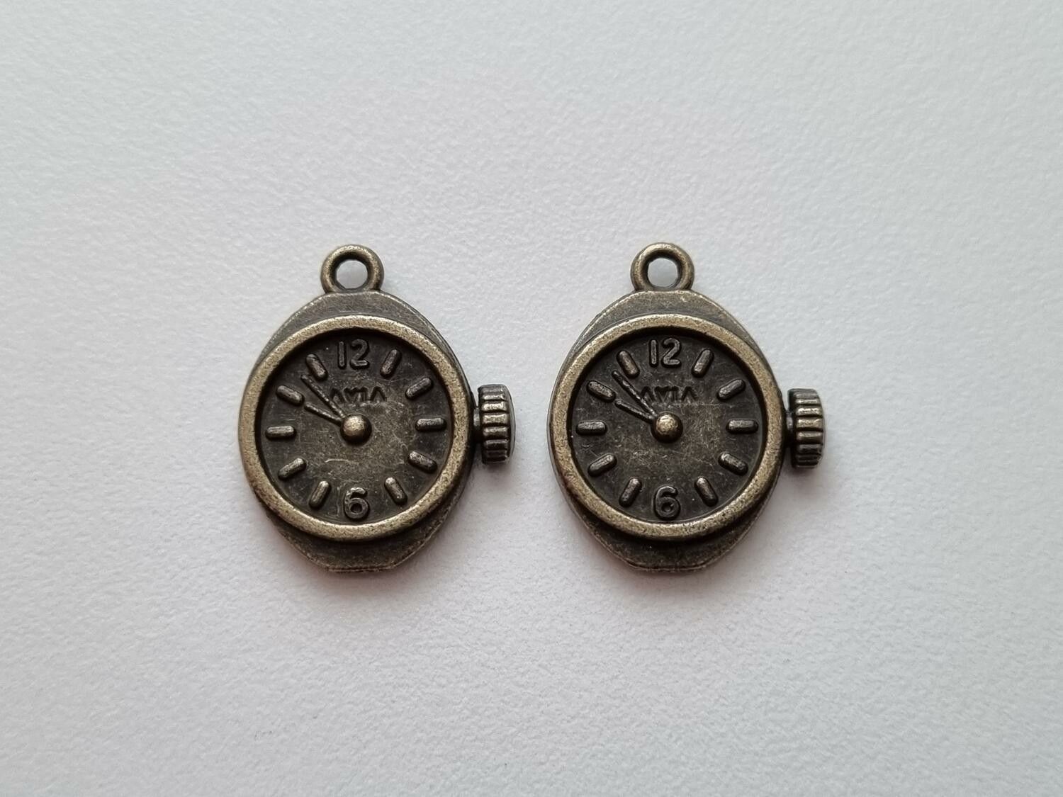 2 st fina berlocker klockor i steampunk, bronsfärgade klockberlocker