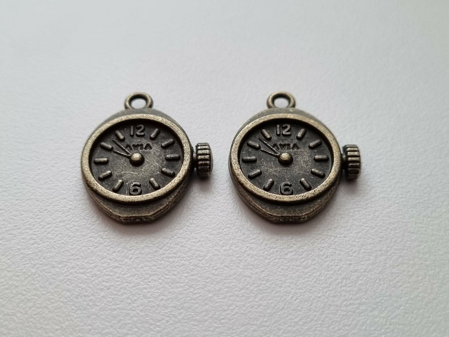 2 st fina berlocker klockor i steampunk, bronsfärgade klockberlocker