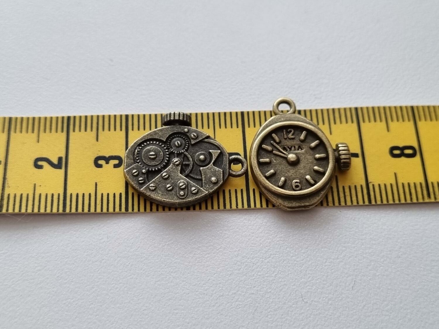 2 st fina berlocker klockor i steampunk, bronsfärgade klockberlocker