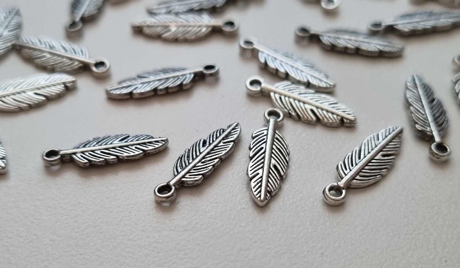 10 st Fjädrar berlocker charms - Silverfärgade