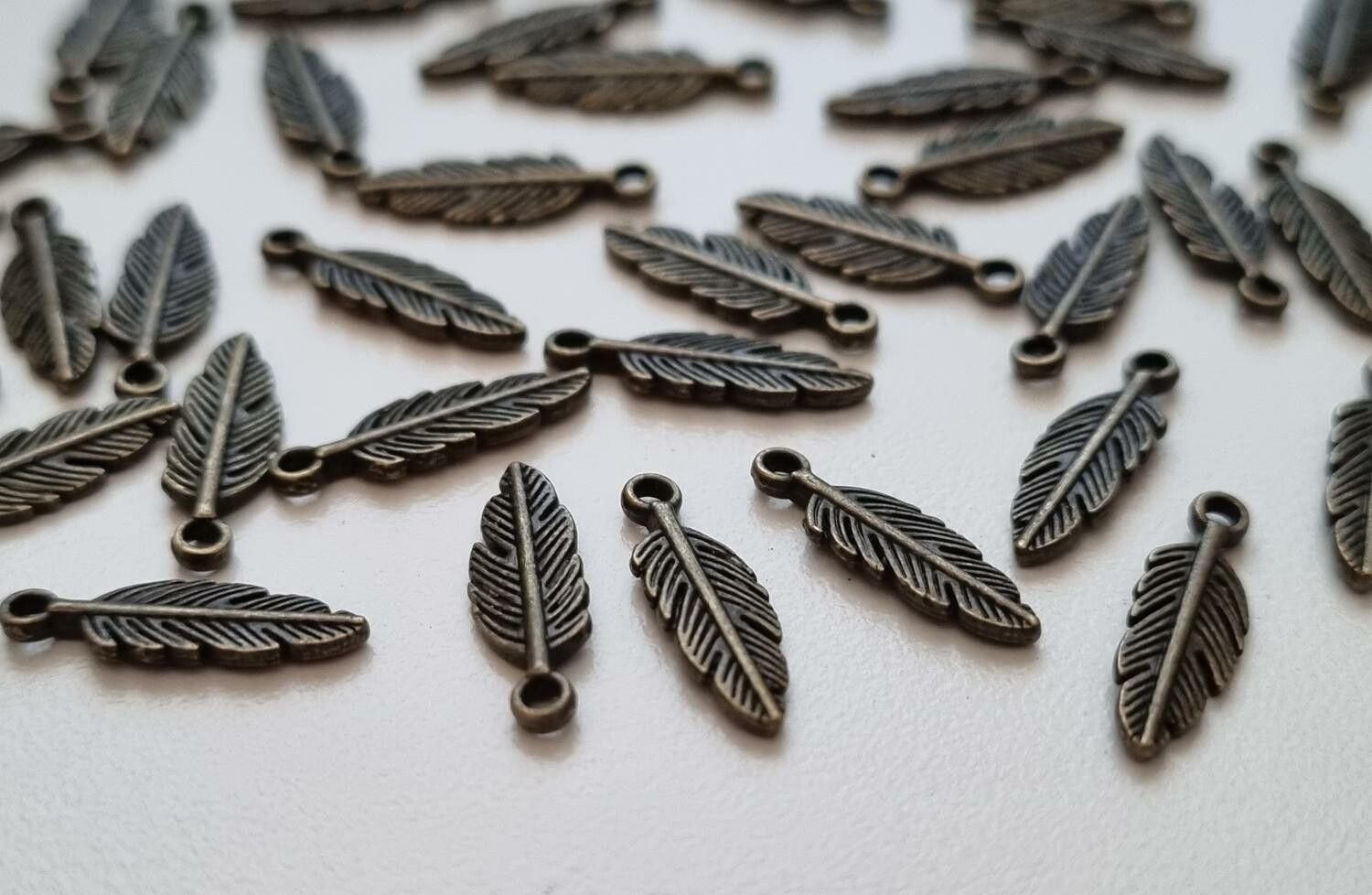 10 st Fjädrar berlocker charms - Antikbronsfärgade