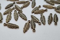 10 st Fjädrar berlocker charms - Bronsfärgade