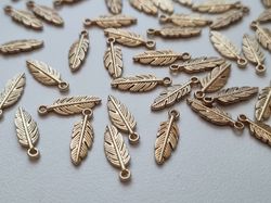 10 st Fjädrar berlocker charms - Guldfärgade