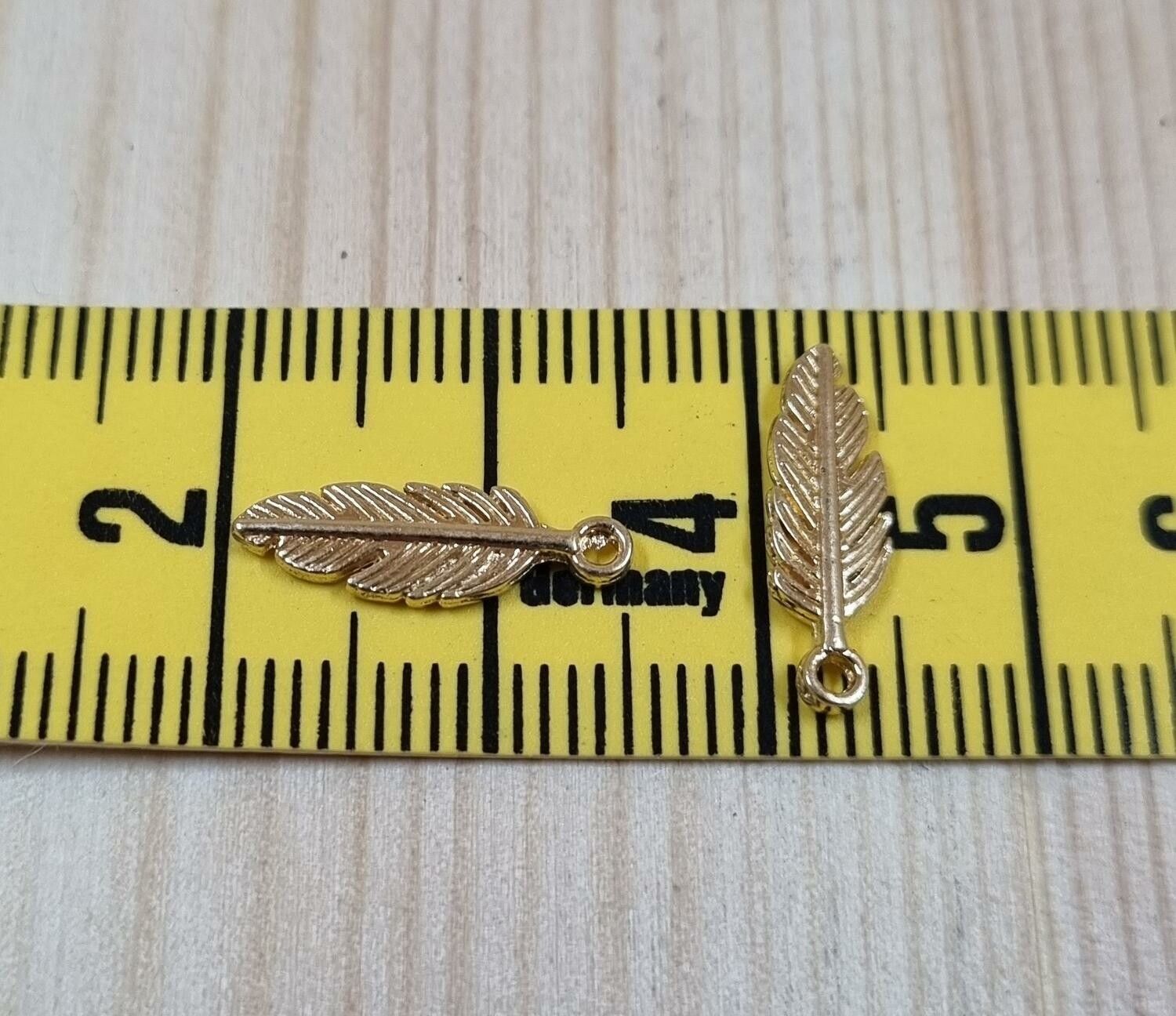 10 st Fjädrar berlocker charms - Guldfärgade