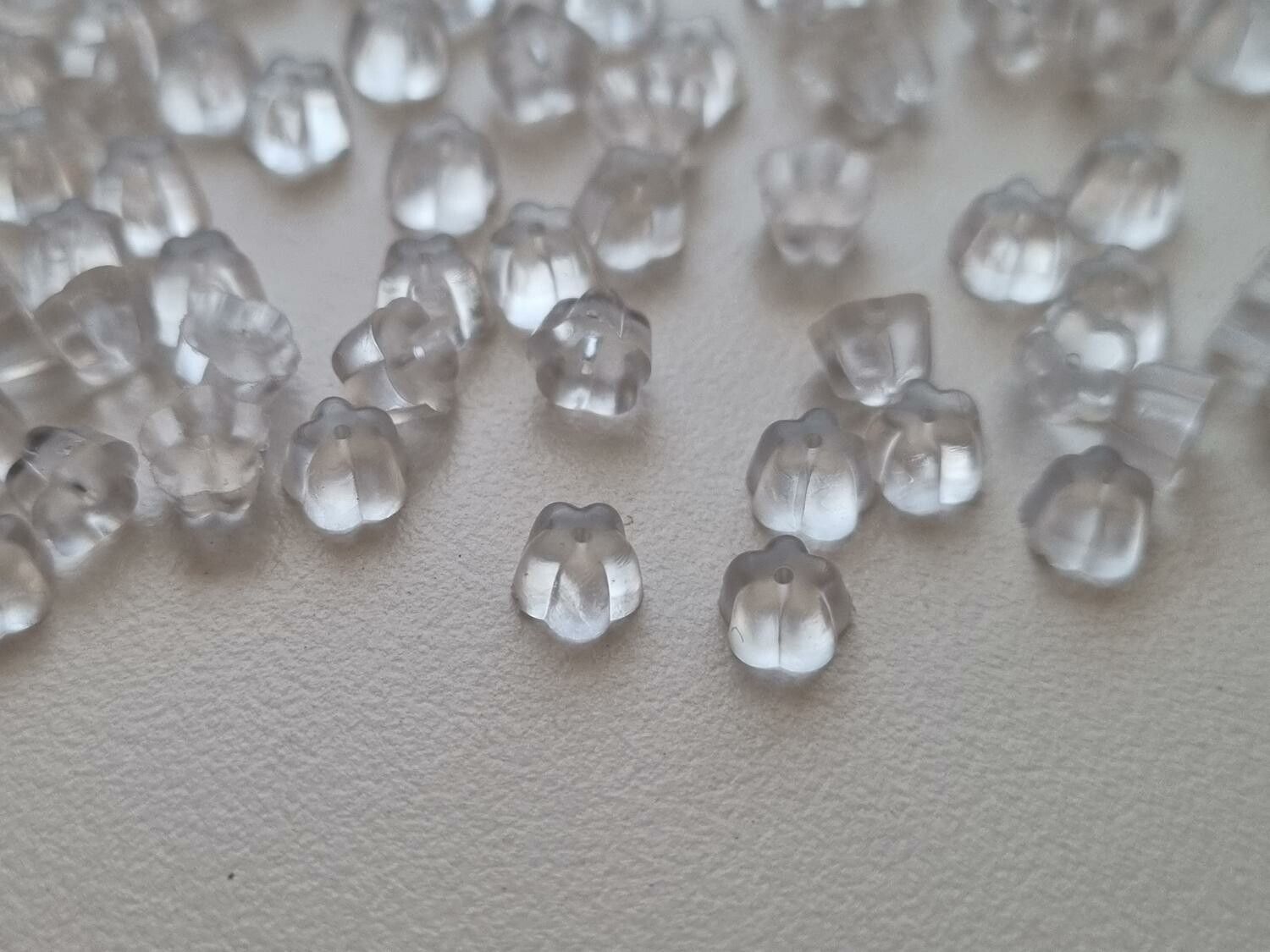 50 st pluppar bakstycken stoppers för örhängen (blomma)