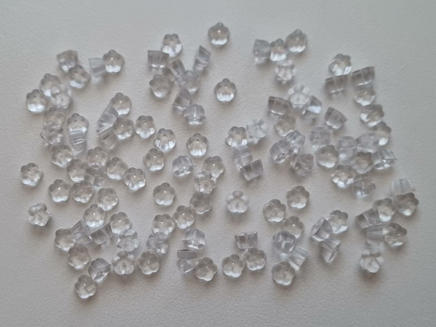 50 st pluppar bakstycken stoppers för örhängen (blomma)