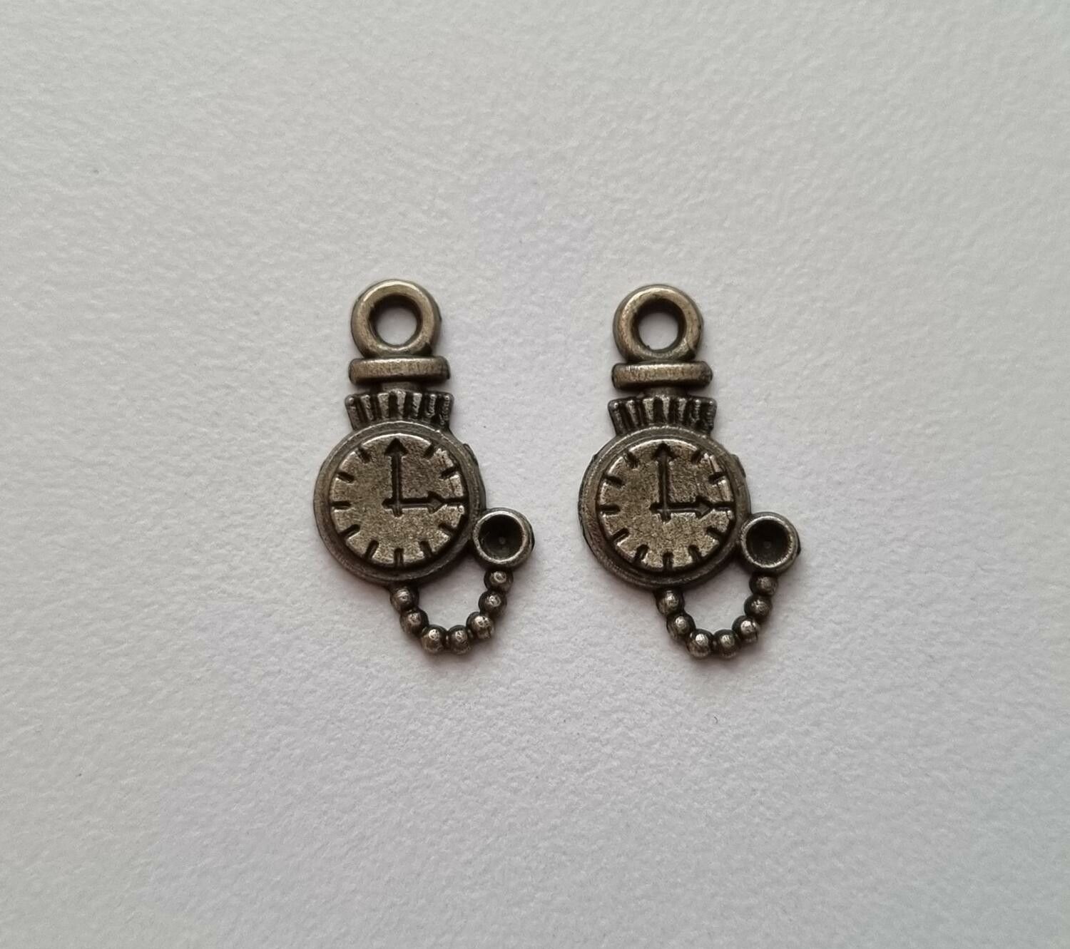 2 st söta små berlocker klockor i steampunk, bronsfärgade klockberlocker