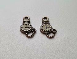 2 st söta små berlocker klockor i steampunk, bronsfärgade klockberlocker