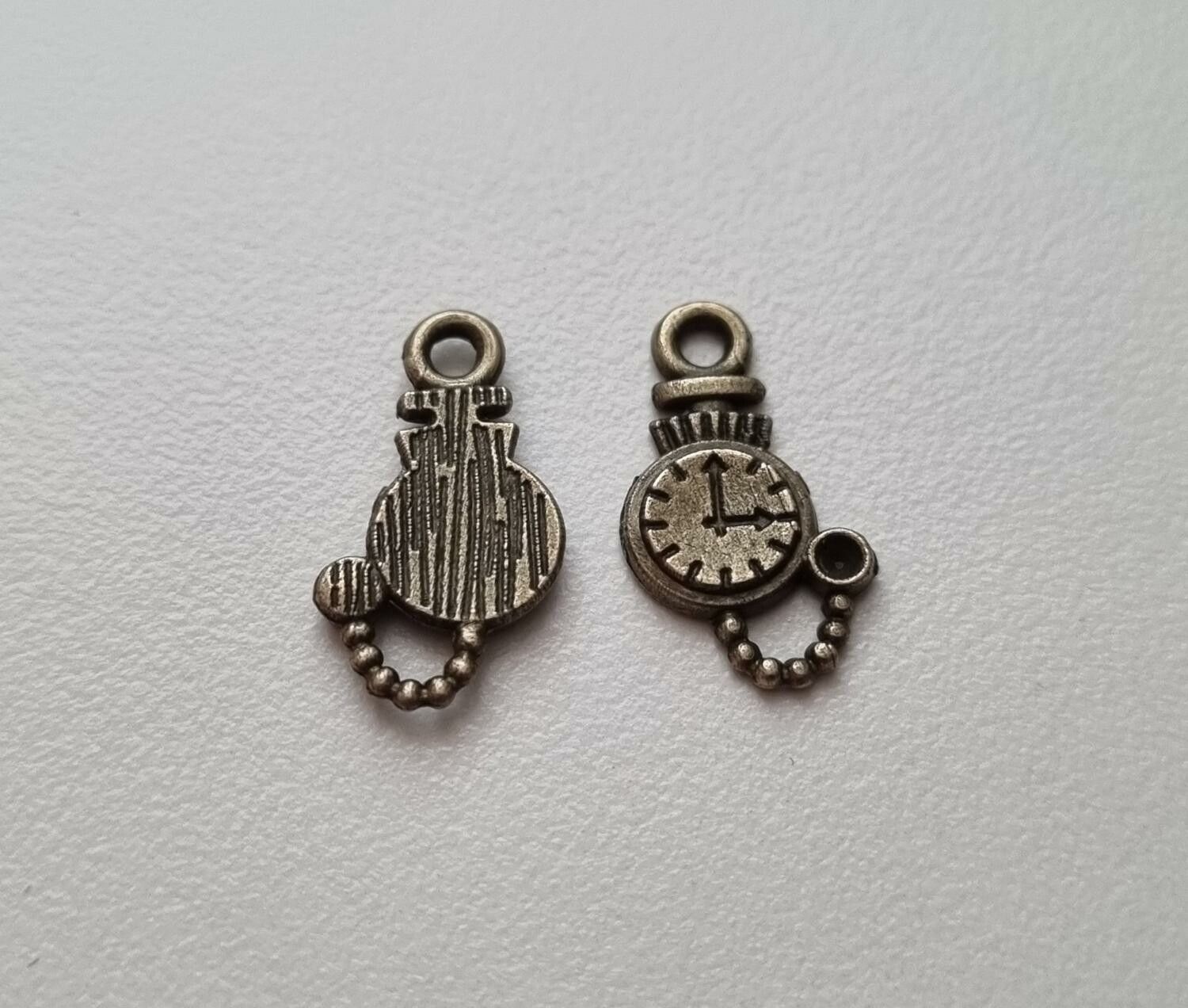 2 st söta små berlocker klockor i steampunk, bronsfärgade klockberlocker