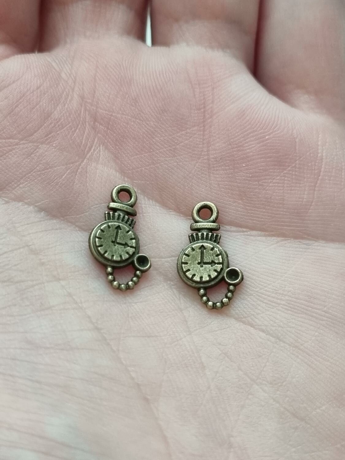 2 st söta små berlocker klockor i steampunk, bronsfärgade klockberlocker