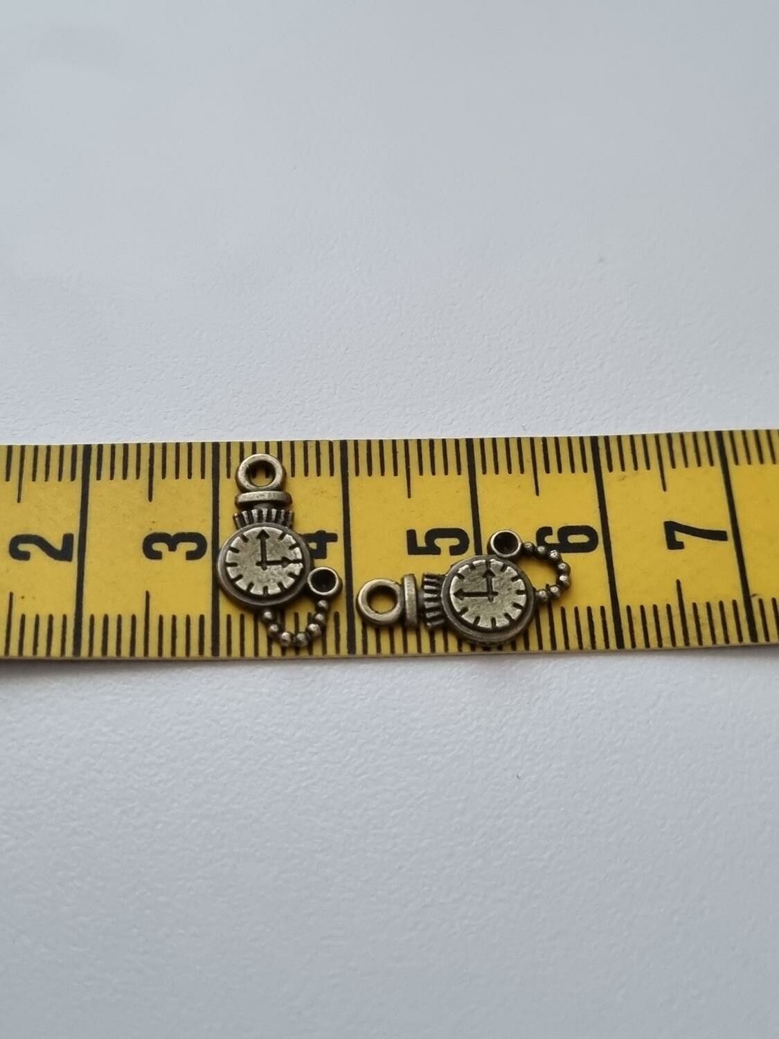 2 st söta små berlocker klockor i steampunk, bronsfärgade klockberlocker