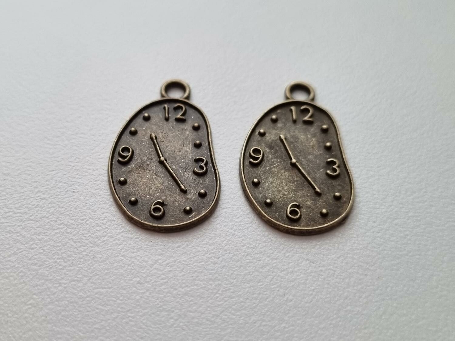 2 st söta berlocker klockor i steampunk, bronsfärgade klockberlocker