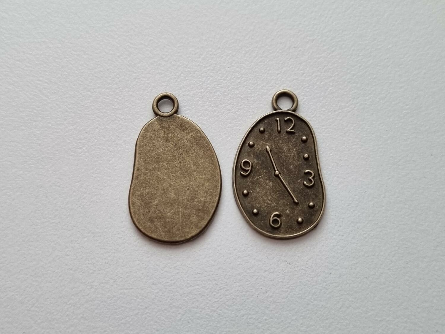 2 st söta berlocker klockor i steampunk, bronsfärgade klockberlocker