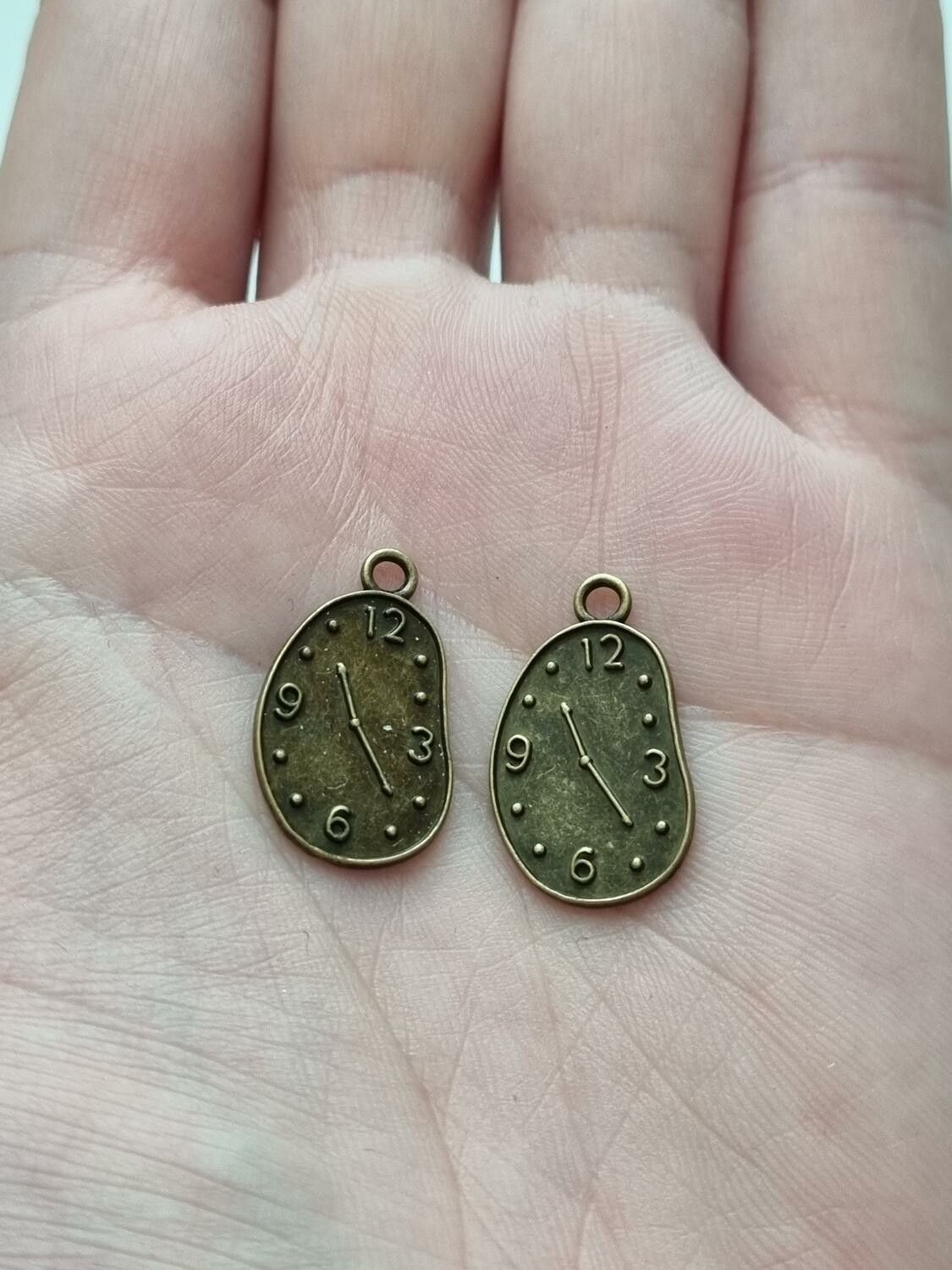 2 st söta berlocker klockor i steampunk, bronsfärgade klockberlocker