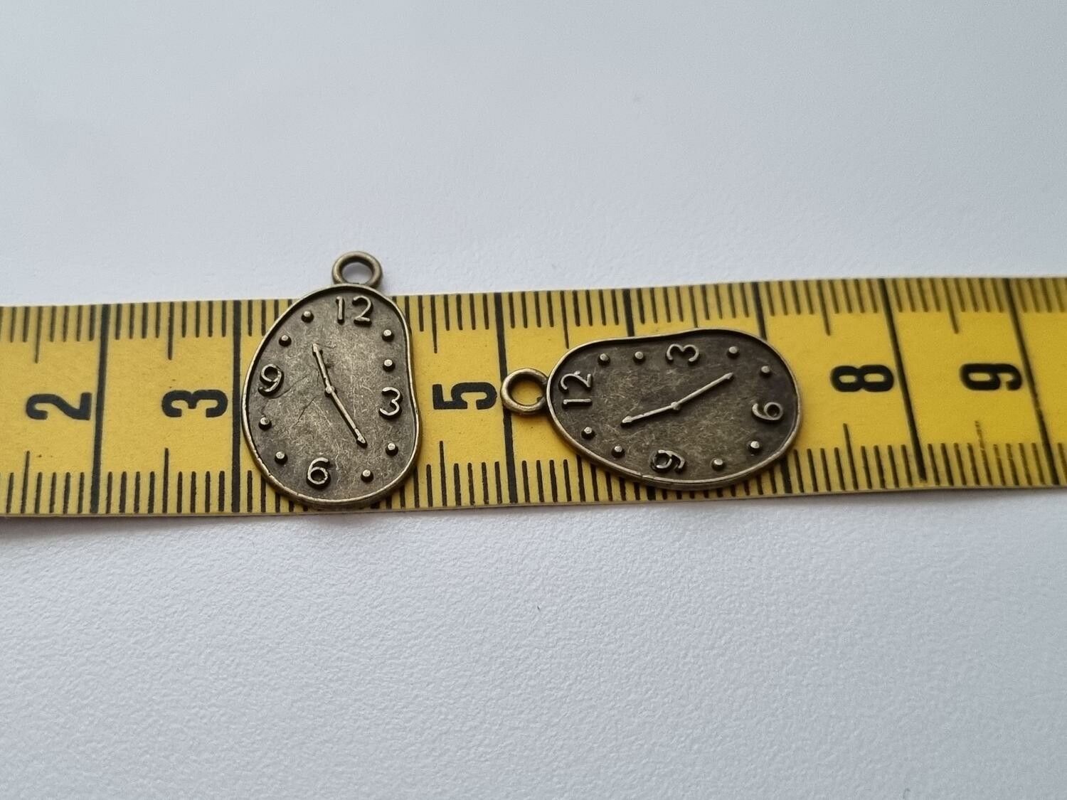 2 st söta berlocker klockor i steampunk, bronsfärgade klockberlocker