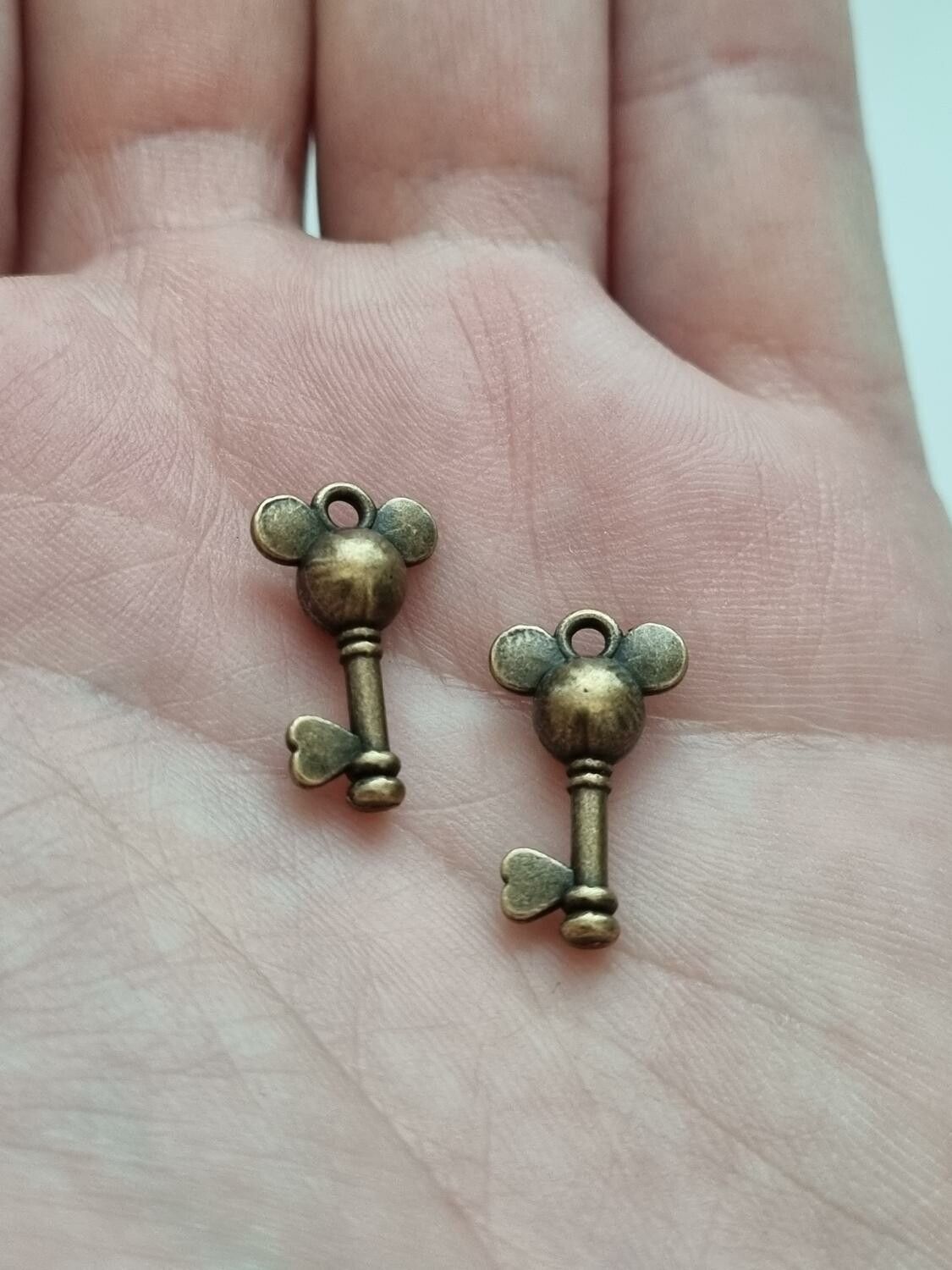 2 st Mickey mouse nycklar (bronsfärgade) Berlock nycklar