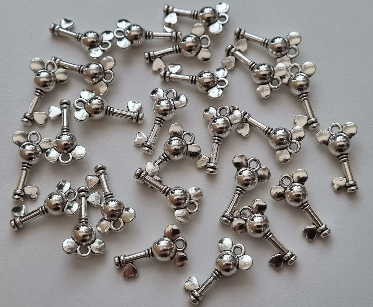2 st Mickey mouse nycklar (silverfärgade) Berlock nycklar