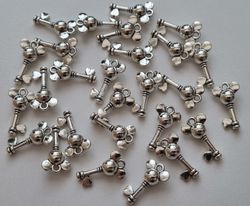 2 st Mickey mouse nycklar (silverfärgade) Berlock nycklar