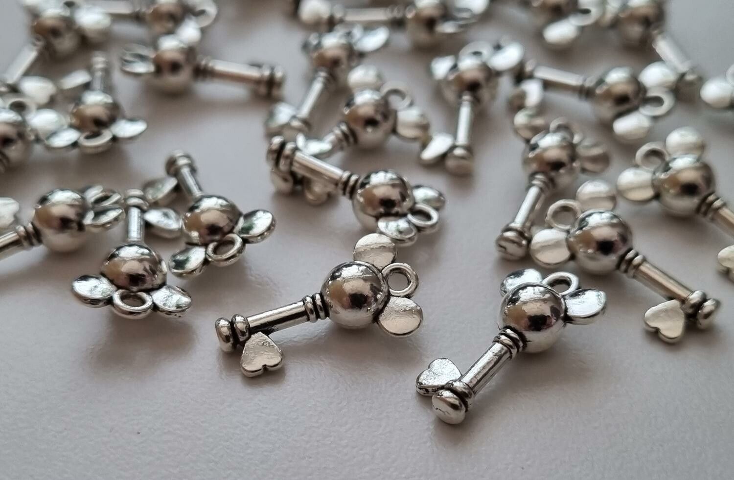 2 st Mickey mouse nycklar (silverfärgade) Berlock nycklar