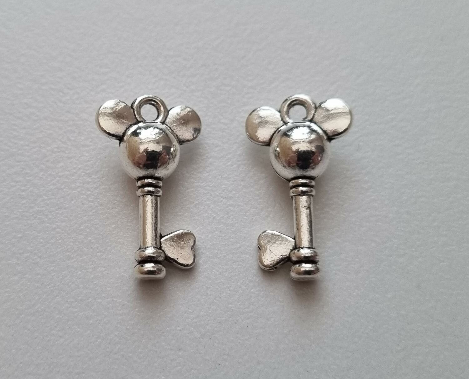 2 st Mickey mouse nycklar (silverfärgade) Berlock nycklar