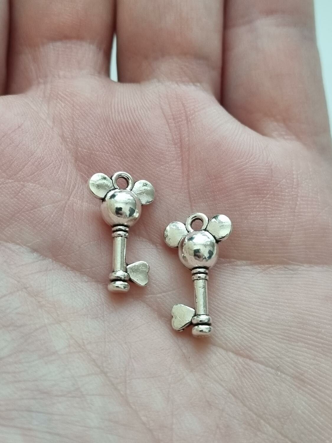 2 st Mickey mouse nycklar (silverfärgade) Berlock nycklar