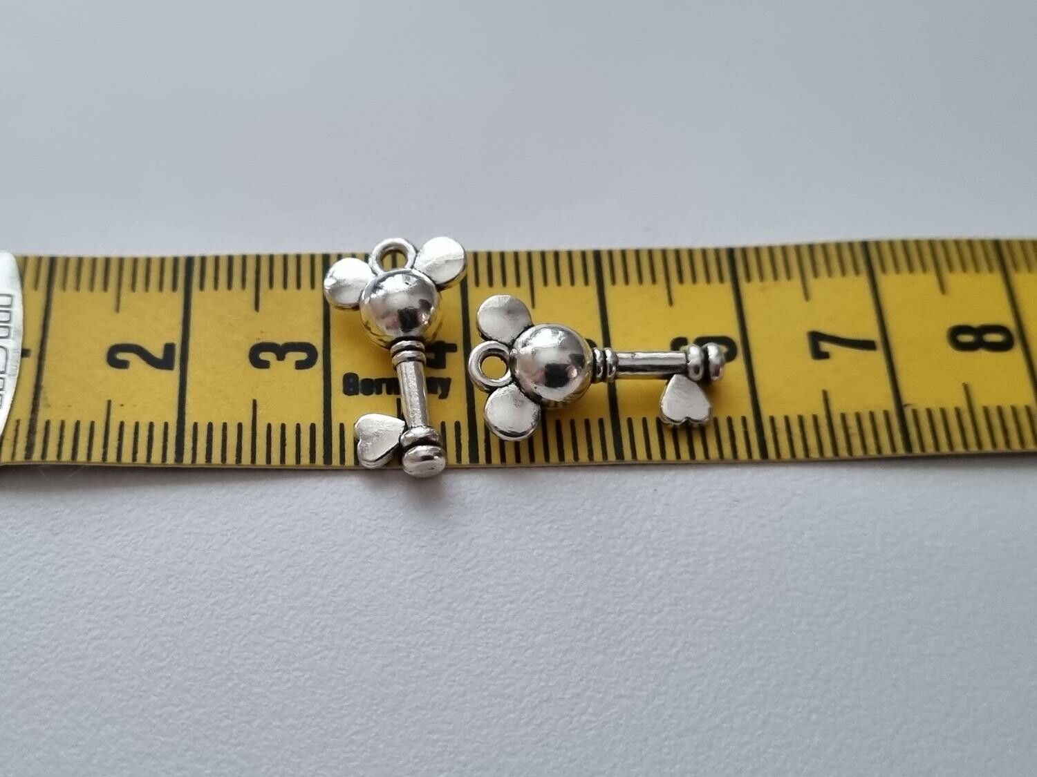 2 st Mickey mouse nycklar (silverfärgade) Berlock nycklar