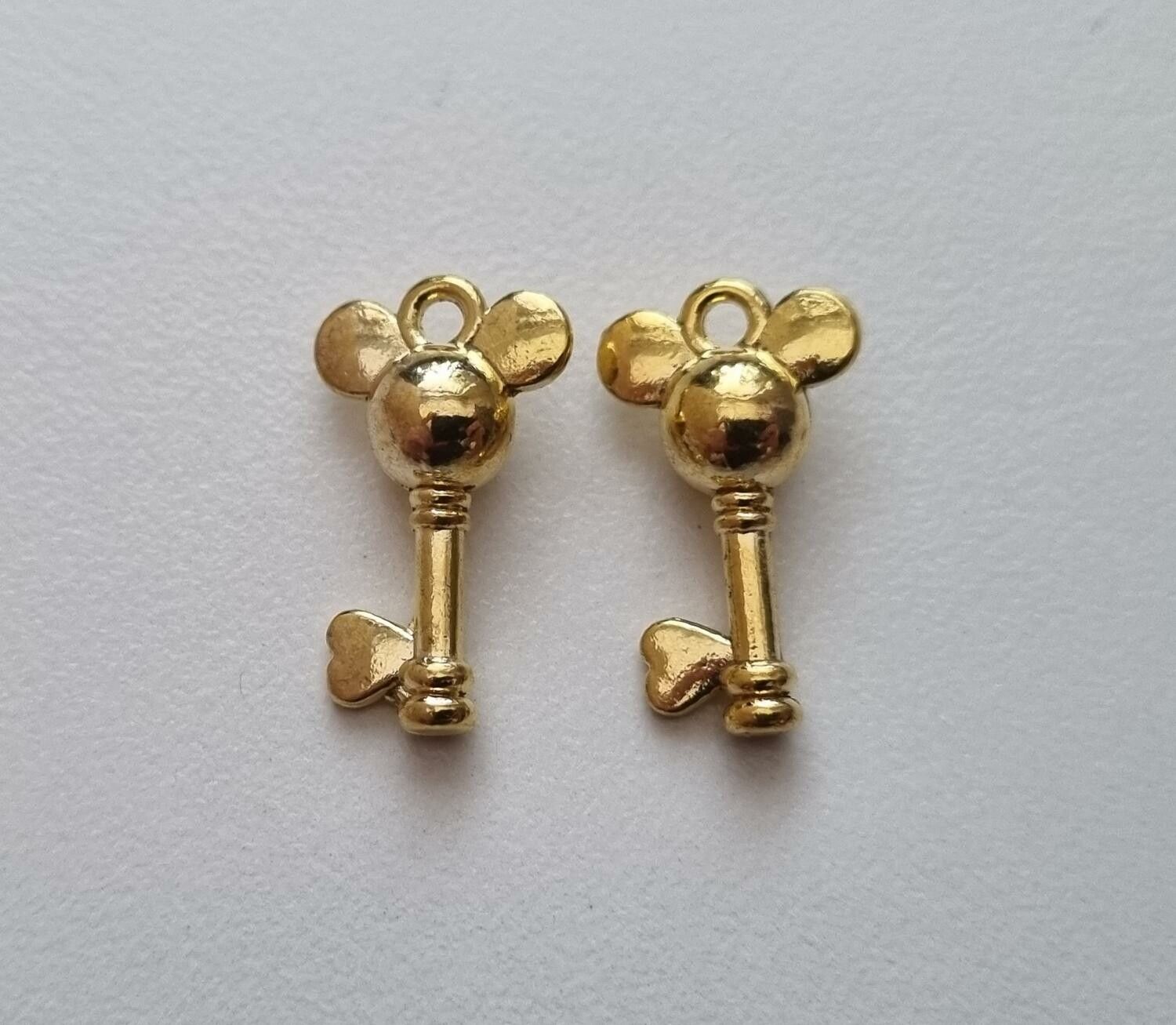 2 st Mickey mouse nycklar (guldfärgade) Berlock nycklar