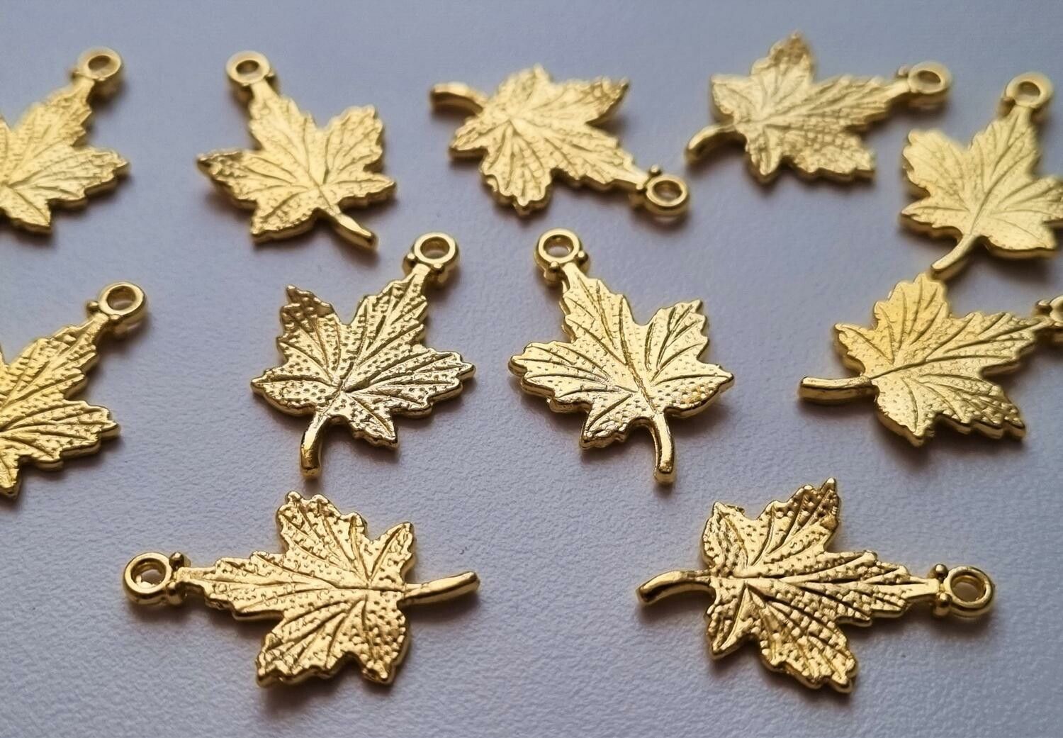 2 st fina guldfärgade lövberlocker, löv hängen charms