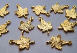 2 st fina guldfärgade lövberlocker, löv hängen charms