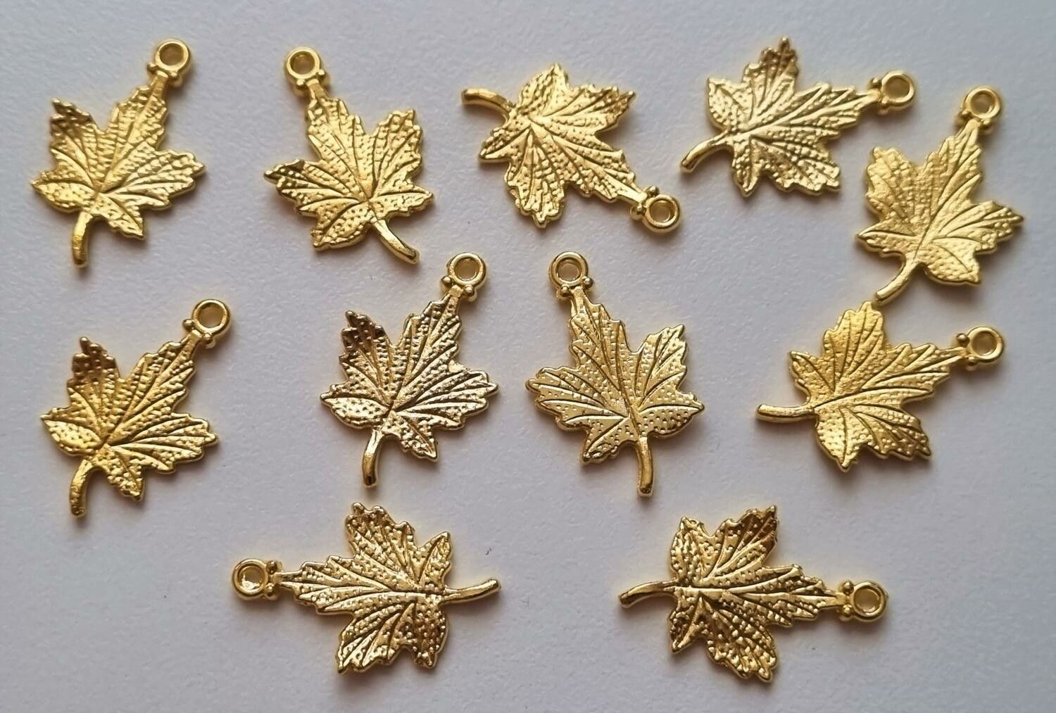 2 st fina guldfärgade lövberlocker, löv hängen charms
