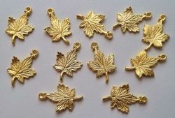 2 st fina guldfärgade lövberlocker, löv hängen charms