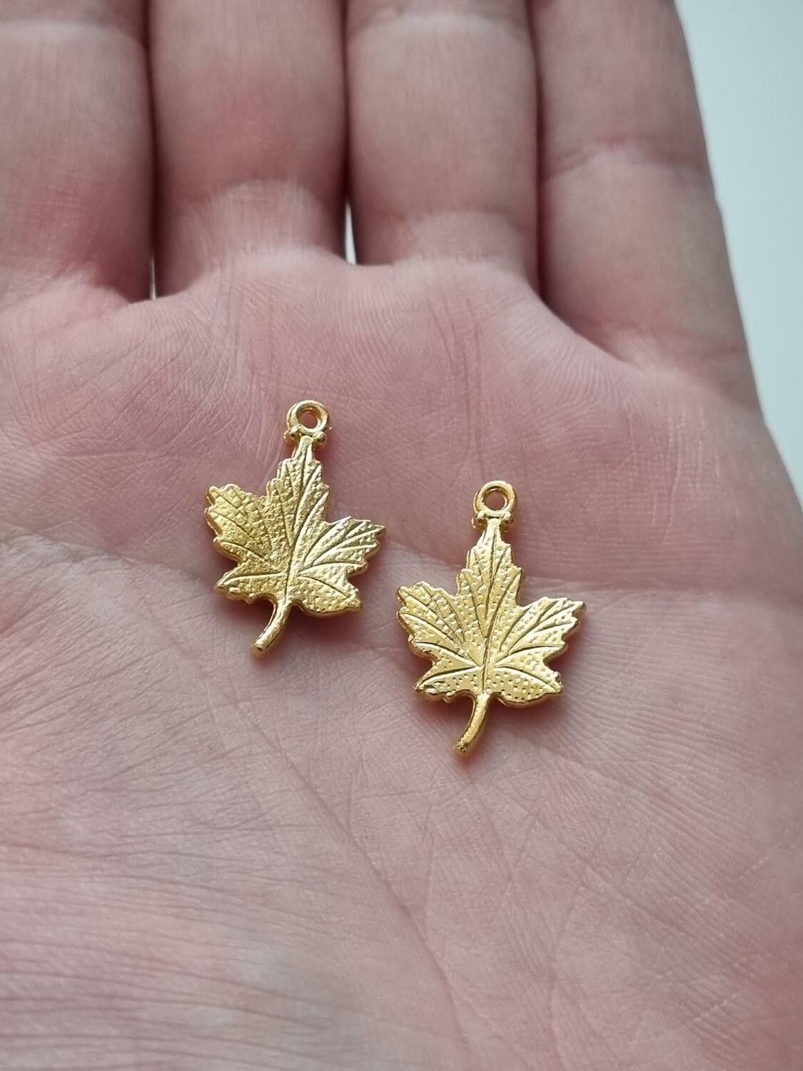 2 st fina guldfärgade lövberlocker, löv hängen charms