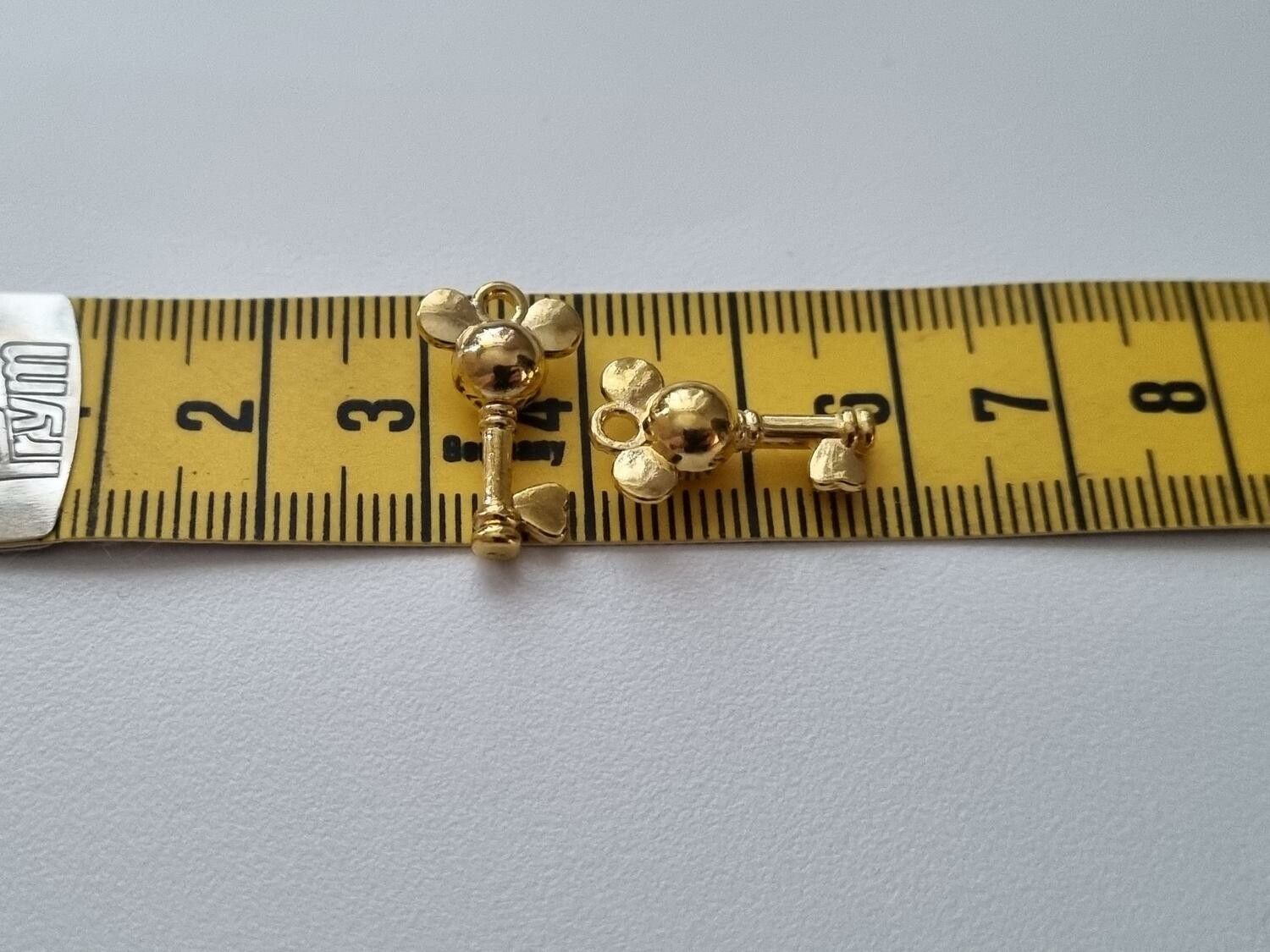 2 st Mickey mouse nycklar (guldfärgade) Berlock nycklar