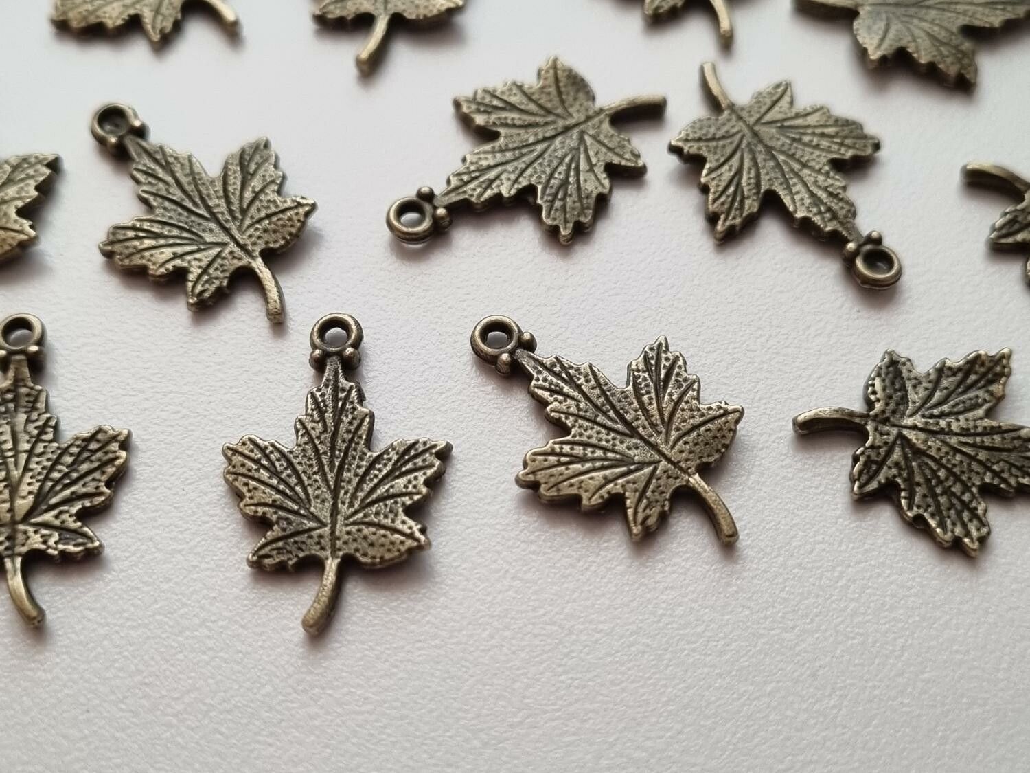 2 st fina bronsfärgade lövberlocker, löv hängen charms