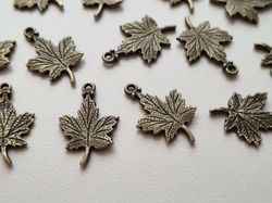 2 st fina bronsfärgade lövberlocker, löv hängen charms