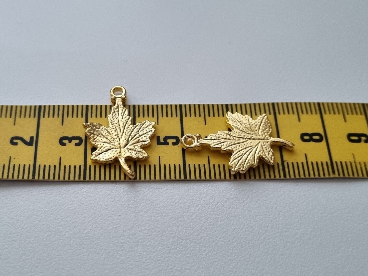2 st fina guldfärgade lövberlocker, löv hängen charms