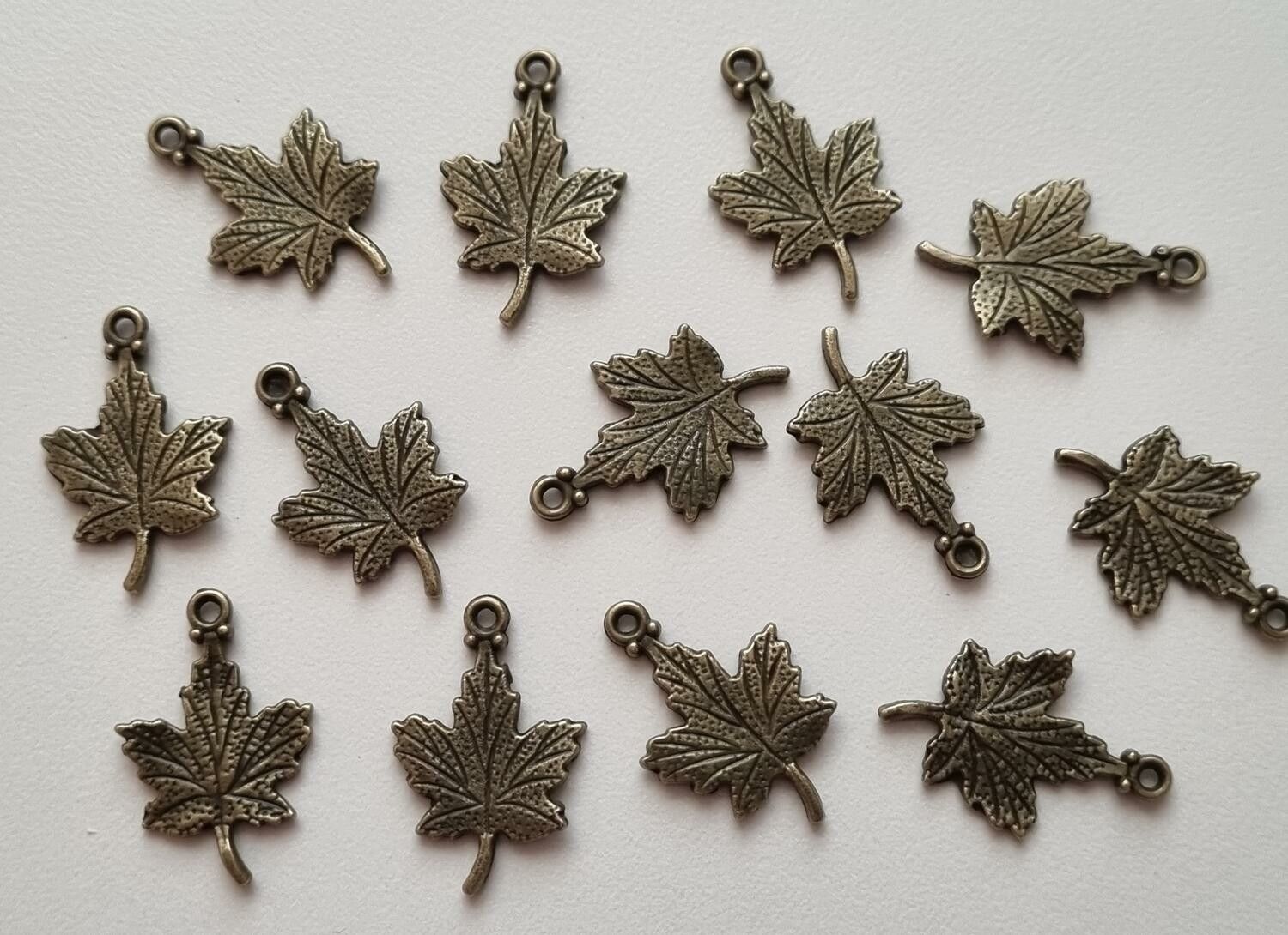 2 st fina bronsfärgade lövberlocker, löv hängen charms