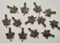 2 st fina bronsfärgade lövberlocker, löv hängen charms