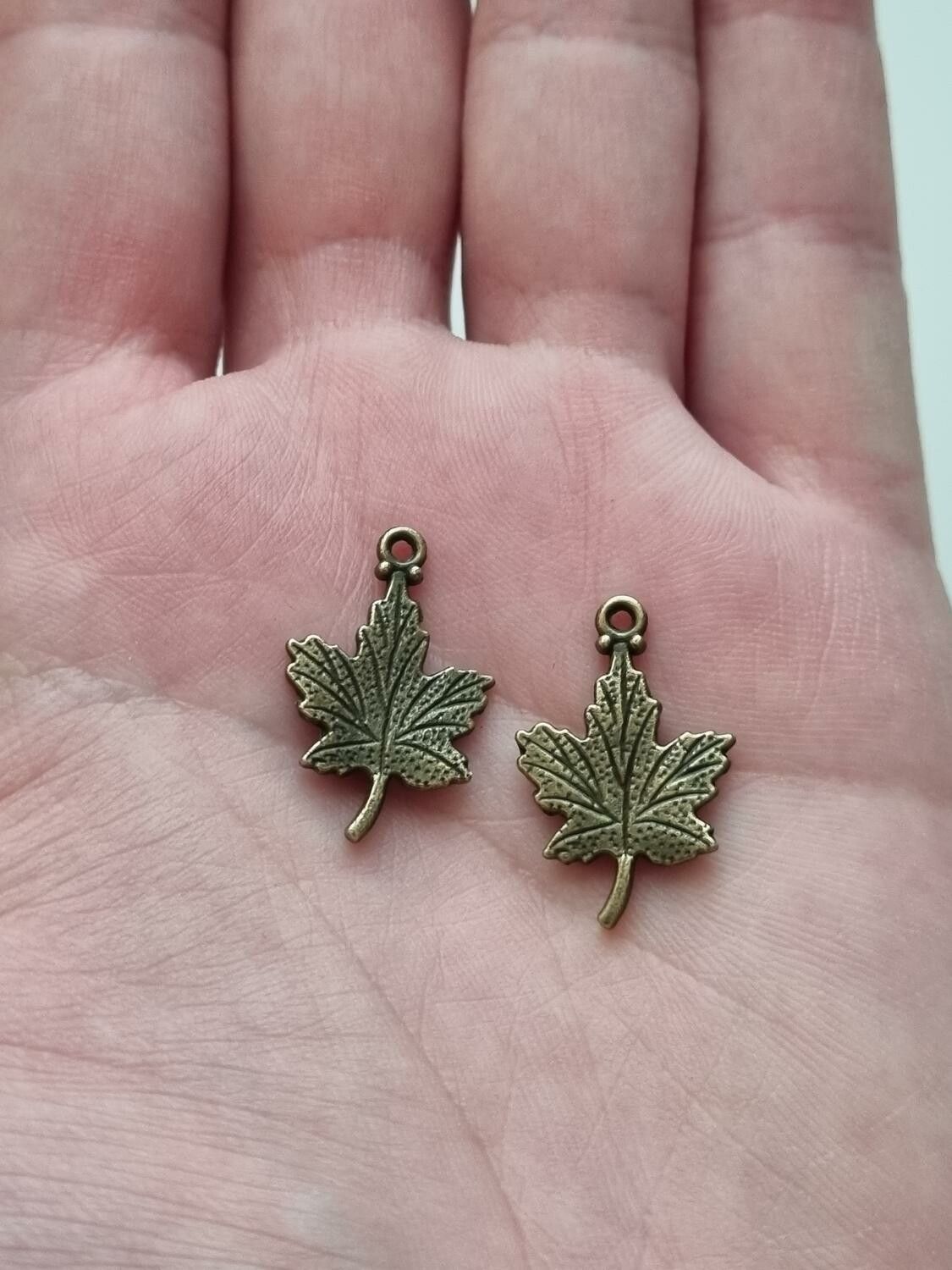 2 st fina bronsfärgade lövberlocker, löv hängen charms