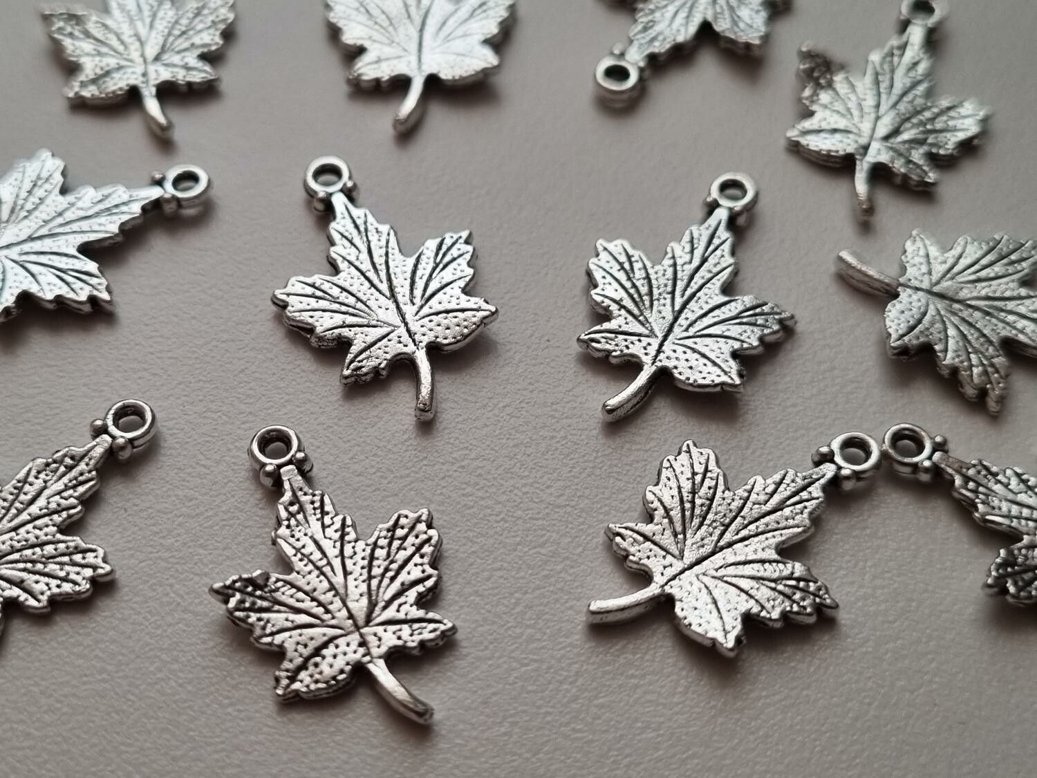 2 st fina silverfärgade lövberlocker, löv hängen charms