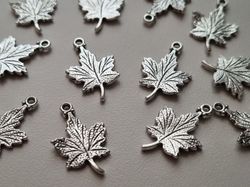2 st fina silverfärgade lövberlocker, löv hängen charms