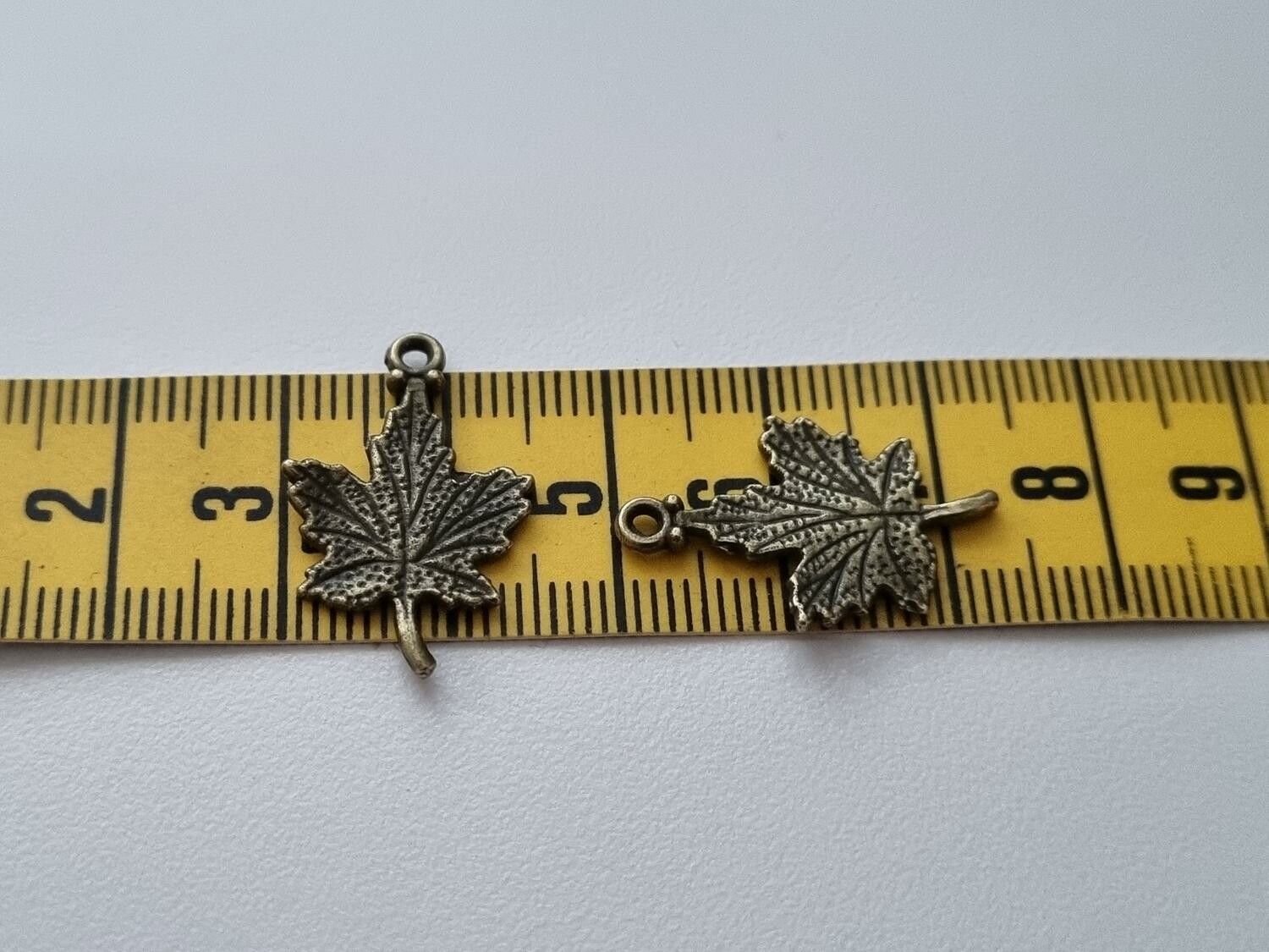 2 st fina bronsfärgade lövberlocker, löv hängen charms