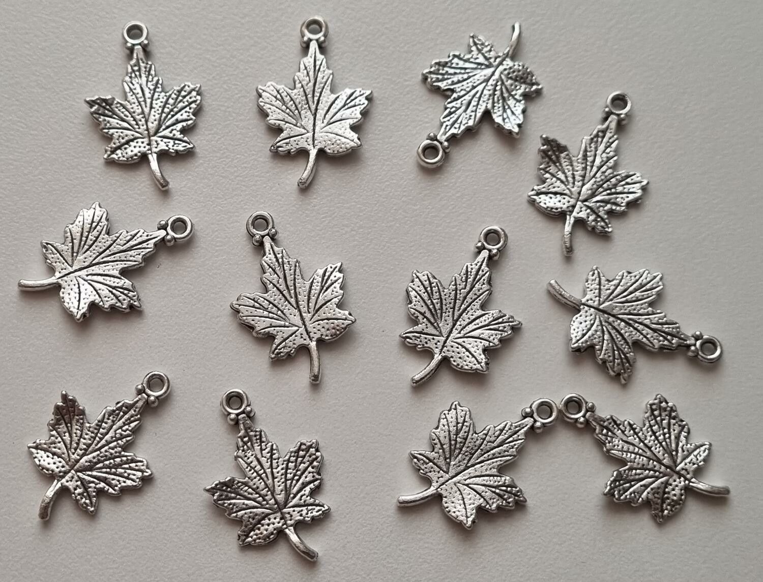 2 st fina silverfärgade lövberlocker, löv hängen charms