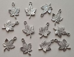 2 st fina silverfärgade lövberlocker, löv hängen charms