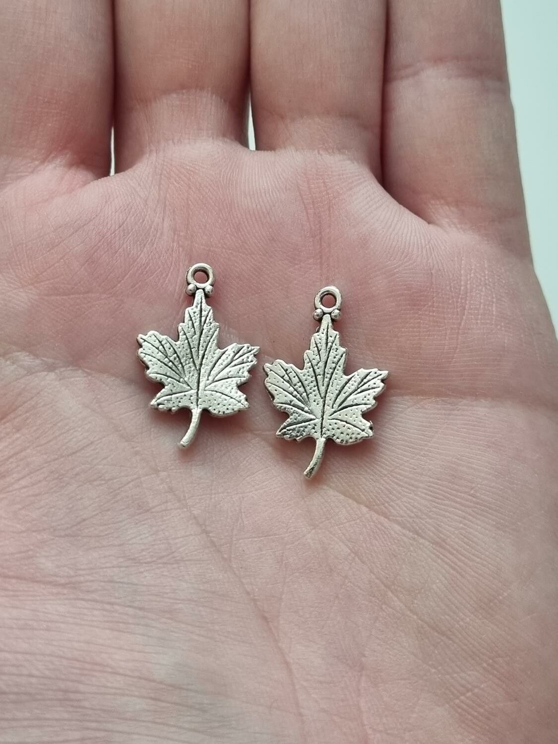 2 st fina silverfärgade lövberlocker, löv hängen charms