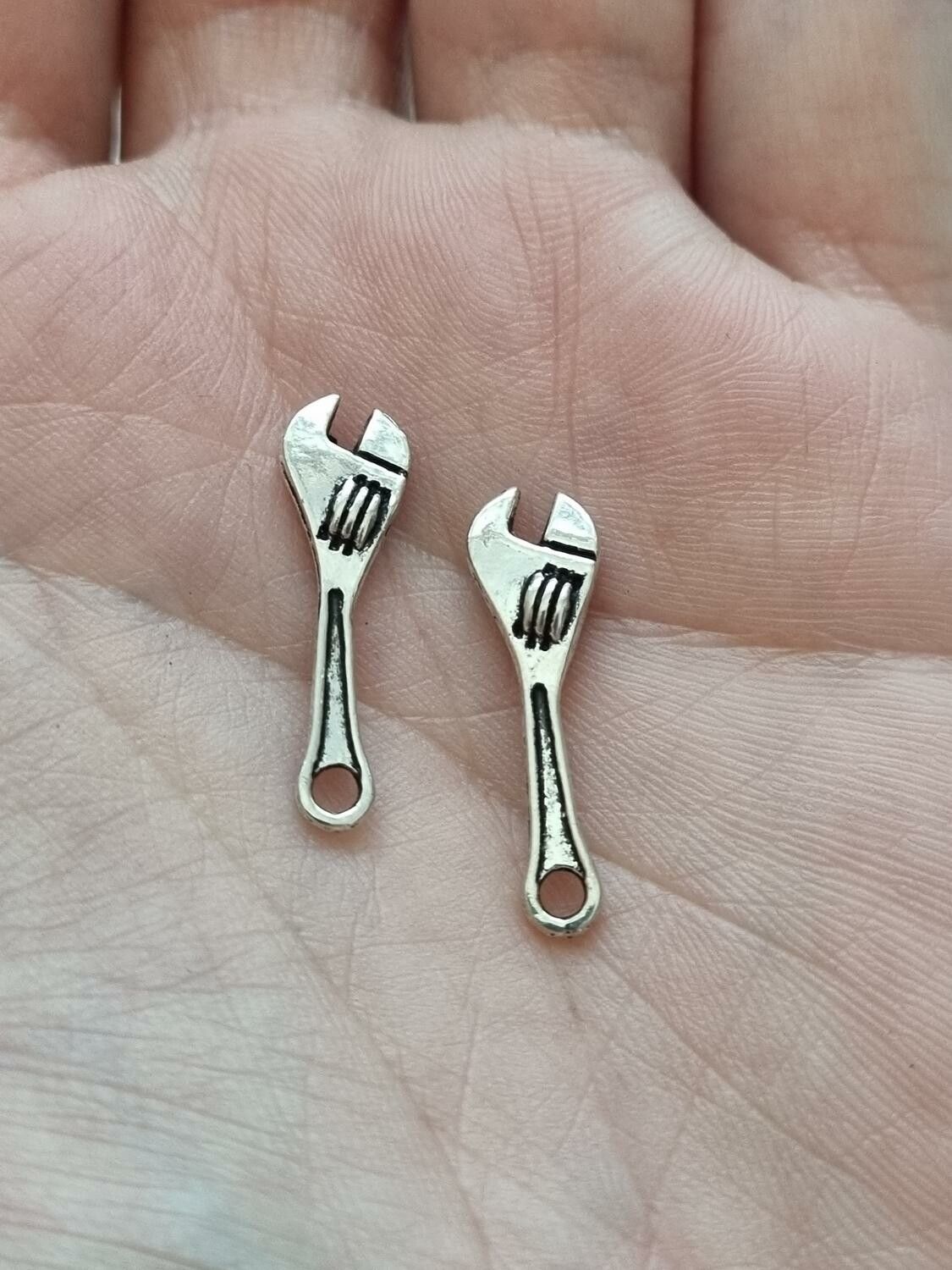 Berlocker Charms Miniatyr Skiftnyckel, 2 st i antiksilverfärg
