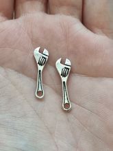 Berlocker Charms Miniatyr Skiftnyckel, 2 st i antiksilverfärg