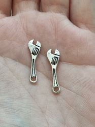 Berlocker Charms Miniatyr Skiftnyckel, 2 st i antiksilverfärg