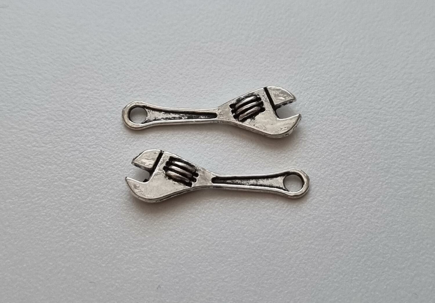 Berlocker Charms Miniatyr Skiftnyckel, 2 st i antiksilverfärg