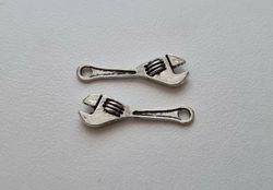 Berlocker Charms Miniatyr Skiftnyckel, 2 st i antiksilverfärg